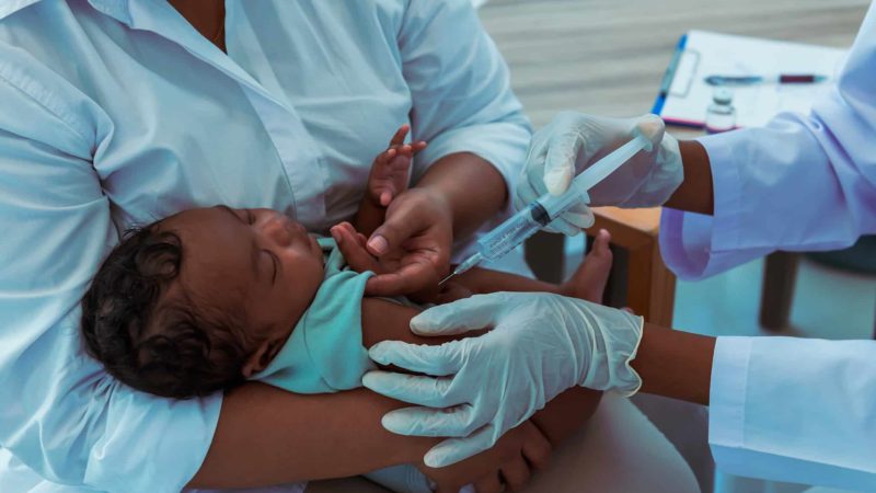 Fora do SUS: decisão sobre vacina contra meningite B reacende debate sobre acesso e prevenção no Brasil