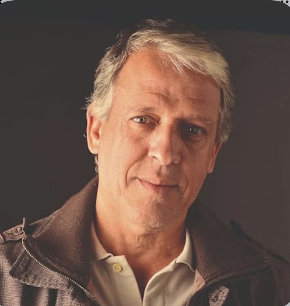 Entre o tempo e o desejo: um romance sobre escolhas que não pedem autorização