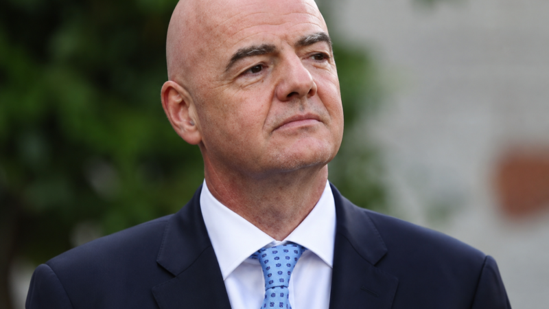 Pressão sobre Infantino aumenta após ex-craques cobrarem mudanças na Fifa